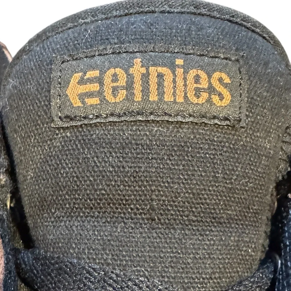 Etnies Skateboarding Shoes Mens Size 8.5 Brown Suede Canvas Gum Sole‎ Low Top